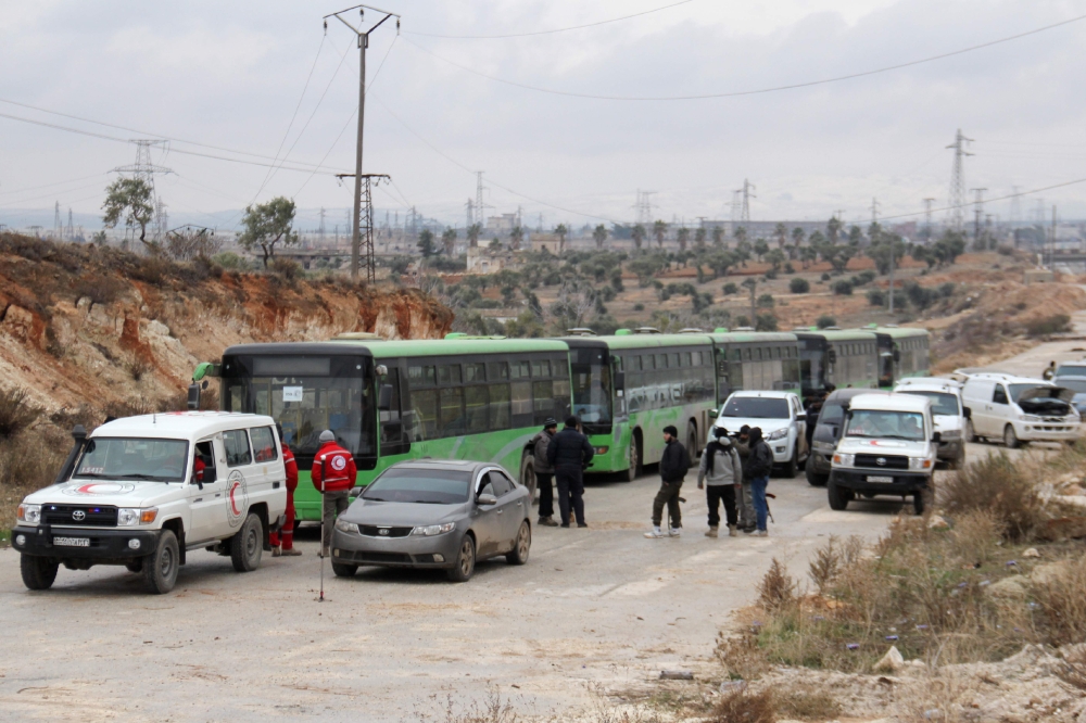 استئناف عمليات الإجلاء مع خروج ألف شخص من حلب